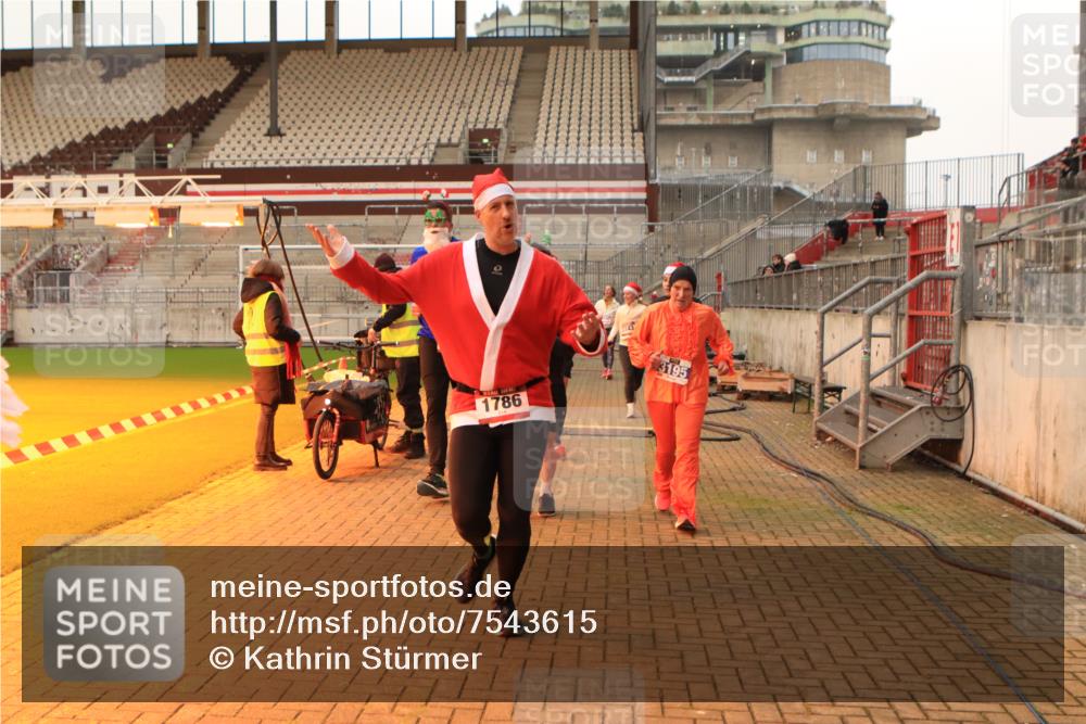 08.12.2024 - St. Pauli X-Mass-Run No. 14 Kathrin Stürmer Photography http://msf.ph/oto/7543615 08.12.2024 10:06:28 Ziel  meine-sportfotos.de