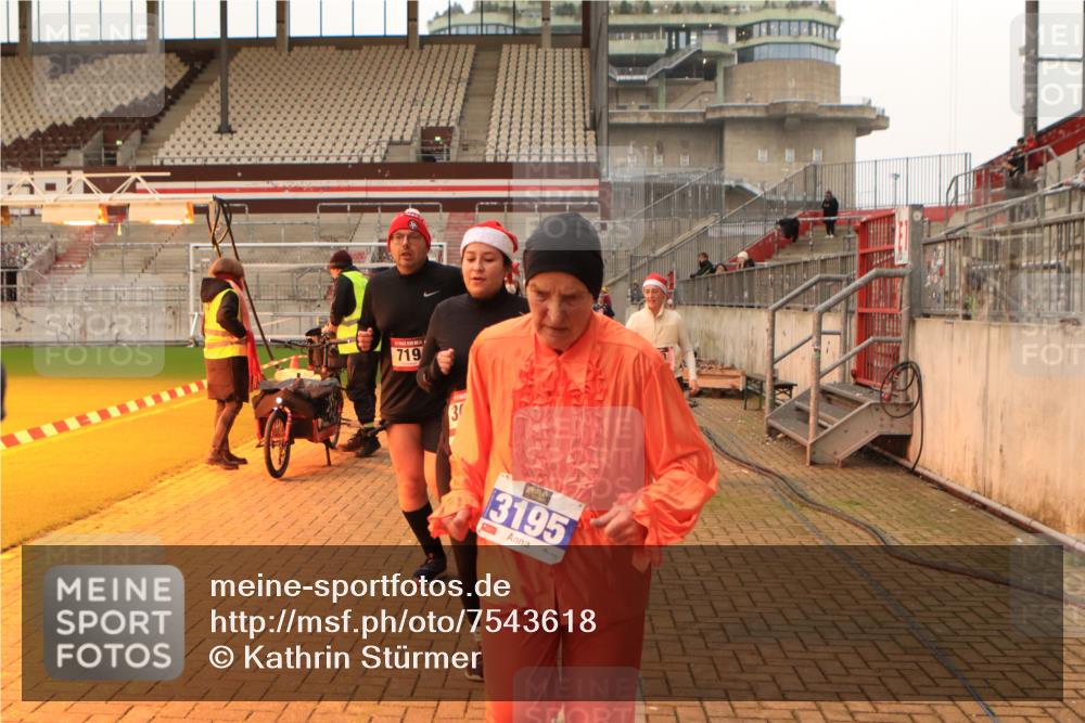 08.12.2024 - St. Pauli X-Mass-Run No. 14 Kathrin Stürmer Photography http://msf.ph/oto/7543618 08.12.2024 10:06:30 Ziel  meine-sportfotos.de