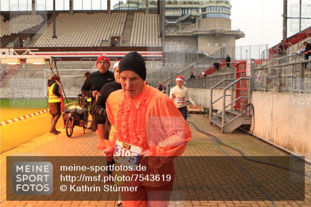 08.12.2024 - St. Pauli X-Mass-Run No. 14 Kathrin Stürmer Photography http://msf.ph/oto/7543619 08.12.2024 10:06:31 Ziel  meine-sportfotos.de