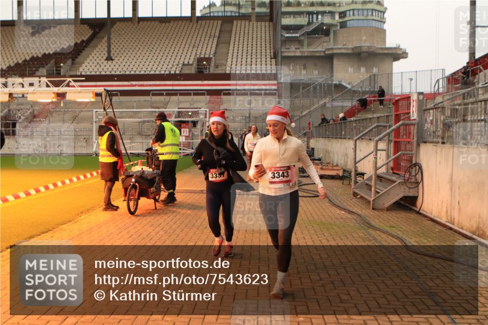 08.12.2024 - St. Pauli X-Mass-Run No. 14 Kathrin Stürmer Photography http://msf.ph/oto/7543623 08.12.2024 10:06:32 Ziel  meine-sportfotos.de