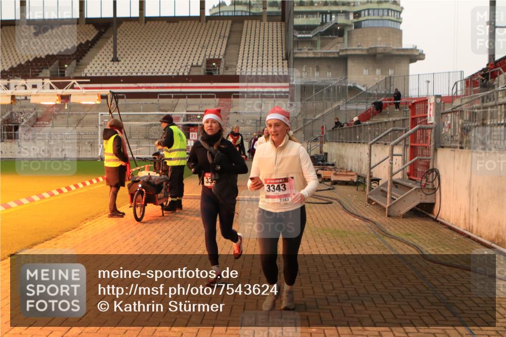 08.12.2024 - St. Pauli X-Mass-Run No. 14 Kathrin Stürmer Photography http://msf.ph/oto/7543624 08.12.2024 10:06:32 Ziel  meine-sportfotos.de