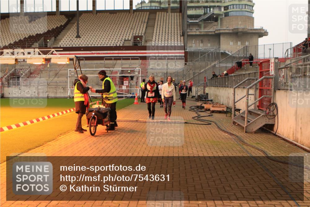 08.12.2024 - St. Pauli X-Mass-Run No. 14 Kathrin Stürmer Photography http://msf.ph/oto/7543631 08.12.2024 10:06:34 Ziel  meine-sportfotos.de