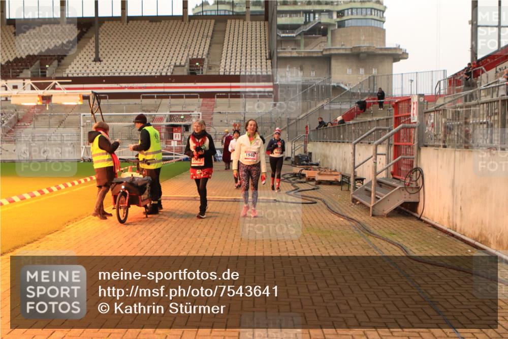 08.12.2024 - St. Pauli X-Mass-Run No. 14 Kathrin Stürmer Photography http://msf.ph/oto/7543641 08.12.2024 10:06:36 Ziel  meine-sportfotos.de