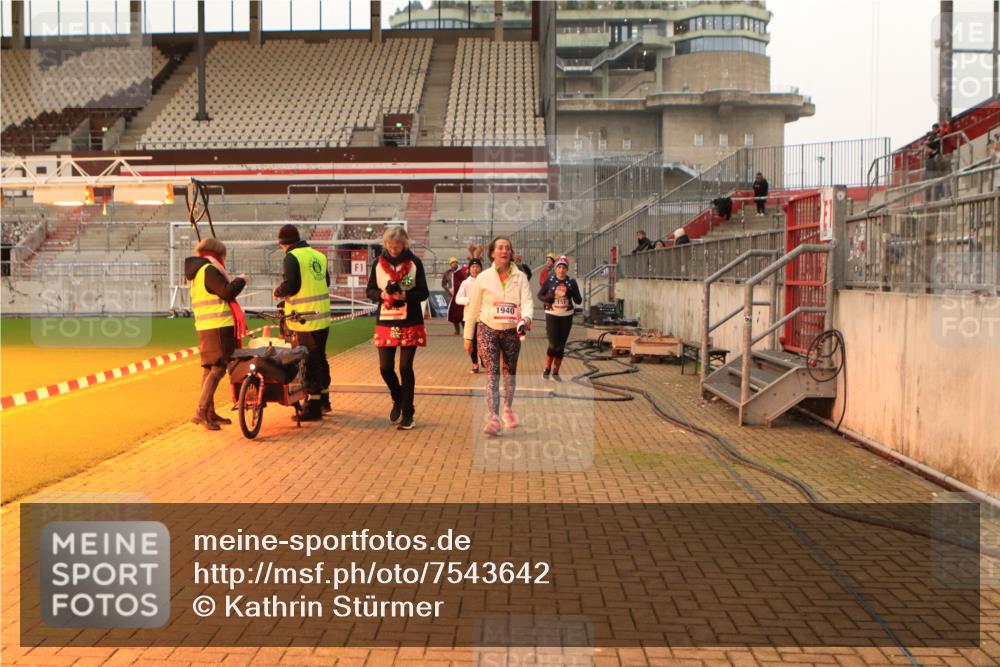 08.12.2024 - St. Pauli X-Mass-Run No. 14 Kathrin Stürmer Photography http://msf.ph/oto/7543642 08.12.2024 10:06:36 Ziel  meine-sportfotos.de