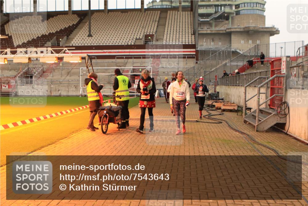 08.12.2024 - St. Pauli X-Mass-Run No. 14 Kathrin Stürmer Photography http://msf.ph/oto/7543643 08.12.2024 10:06:36 Ziel  meine-sportfotos.de