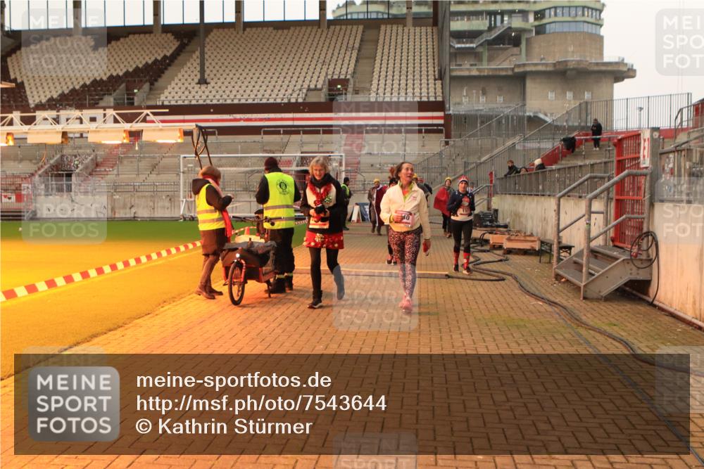 08.12.2024 - St. Pauli X-Mass-Run No. 14 Kathrin Stürmer Photography http://msf.ph/oto/7543644 08.12.2024 10:06:37 Ziel  meine-sportfotos.de