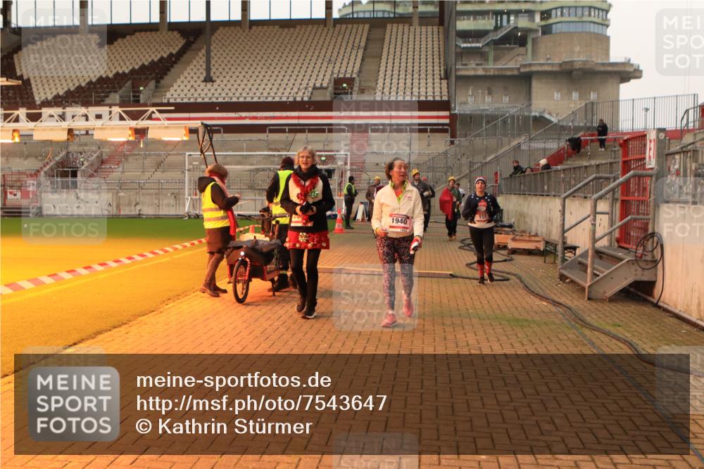 08.12.2024 - St. Pauli X-Mass-Run No. 14 Kathrin Stürmer Photography http://msf.ph/oto/7543647 08.12.2024 10:06:37 Ziel  meine-sportfotos.de