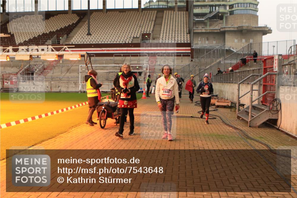 08.12.2024 - St. Pauli X-Mass-Run No. 14 Kathrin Stürmer Photography http://msf.ph/oto/7543648 08.12.2024 10:06:37 Ziel  meine-sportfotos.de