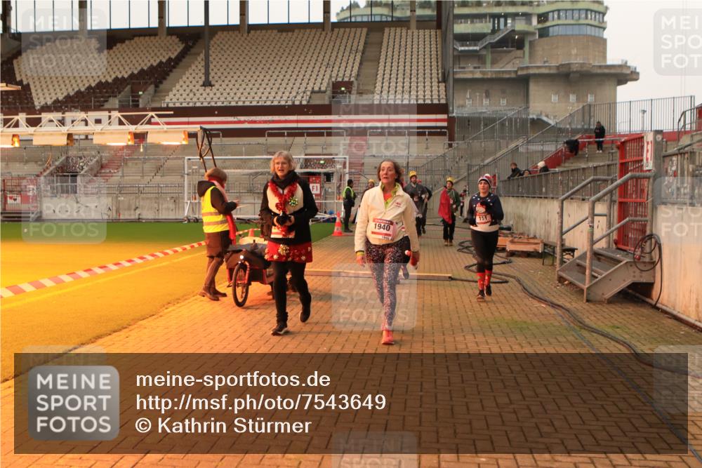 08.12.2024 - St. Pauli X-Mass-Run No. 14 Kathrin Stürmer Photography http://msf.ph/oto/7543649 08.12.2024 10:06:38 Ziel  meine-sportfotos.de