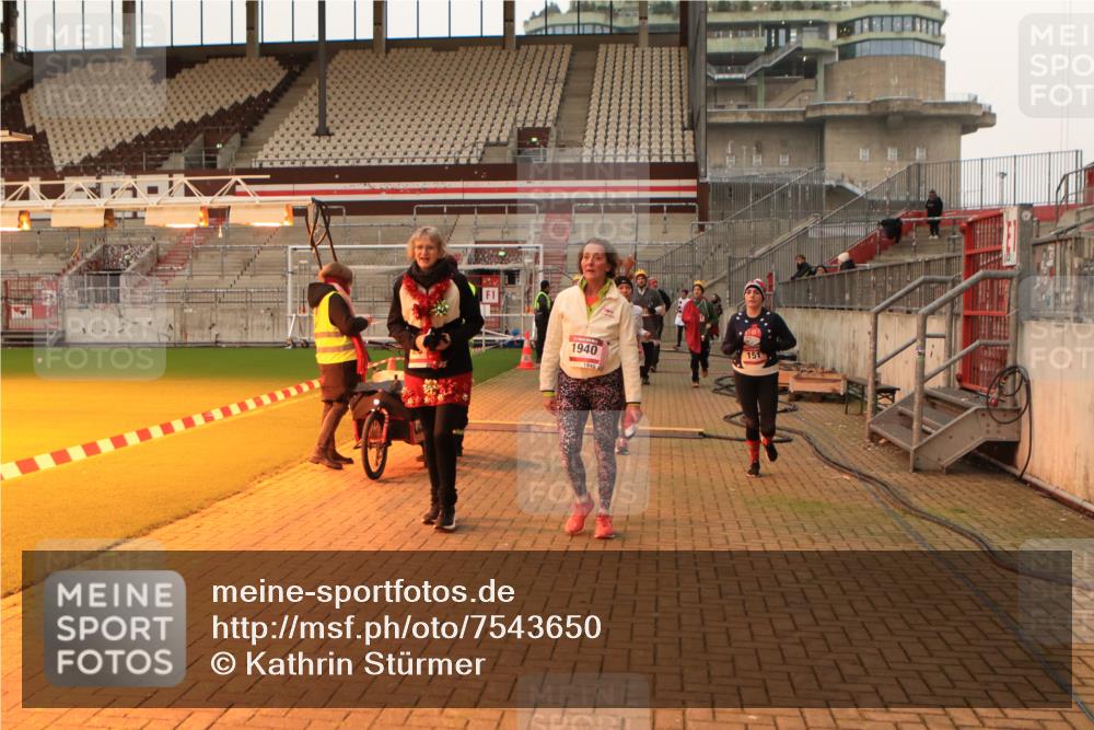 08.12.2024 - St. Pauli X-Mass-Run No. 14 Kathrin Stürmer Photography http://msf.ph/oto/7543650 08.12.2024 10:06:38 Ziel  meine-sportfotos.de