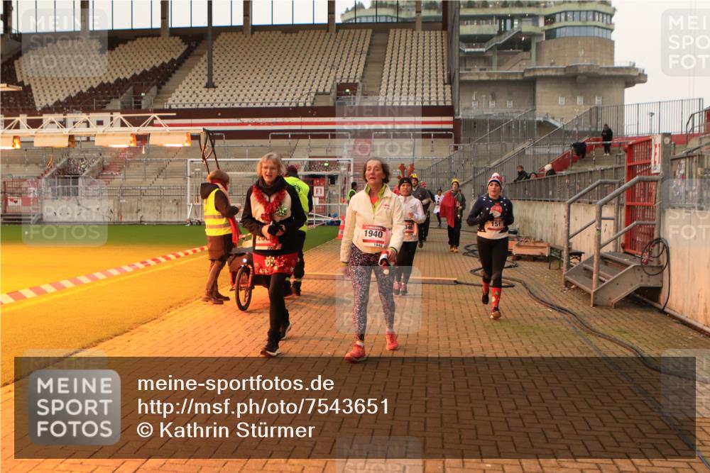 08.12.2024 - St. Pauli X-Mass-Run No. 14 Kathrin Stürmer Photography http://msf.ph/oto/7543651 08.12.2024 10:06:38 Ziel  meine-sportfotos.de
