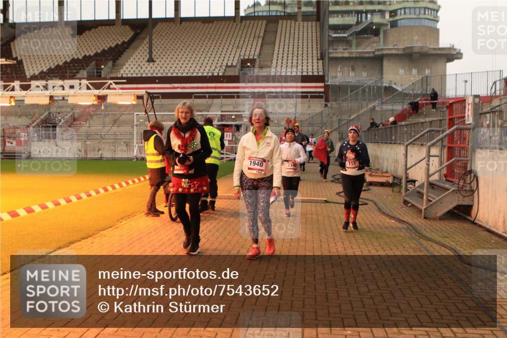 08.12.2024 - St. Pauli X-Mass-Run No. 14 Kathrin Stürmer Photography http://msf.ph/oto/7543652 08.12.2024 10:06:38 Ziel  meine-sportfotos.de