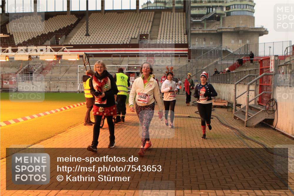 08.12.2024 - St. Pauli X-Mass-Run No. 14 Kathrin Stürmer Photography http://msf.ph/oto/7543653 08.12.2024 10:06:38 Ziel  meine-sportfotos.de