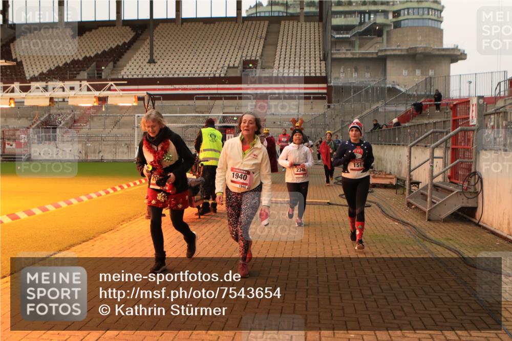 08.12.2024 - St. Pauli X-Mass-Run No. 14 Kathrin Stürmer Photography http://msf.ph/oto/7543654 08.12.2024 10:06:39 Ziel  meine-sportfotos.de