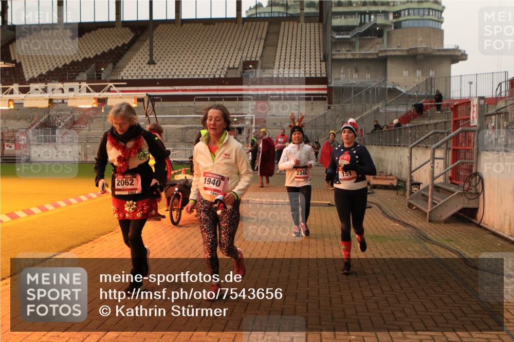 08.12.2024 - St. Pauli X-Mass-Run No. 14 Kathrin Stürmer Photography http://msf.ph/oto/7543656 08.12.2024 10:06:39 Ziel  meine-sportfotos.de