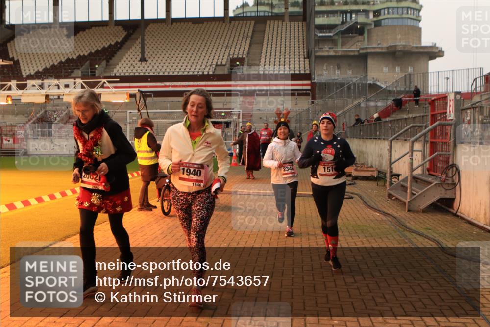 08.12.2024 - St. Pauli X-Mass-Run No. 14 Kathrin Stürmer Photography http://msf.ph/oto/7543657 08.12.2024 10:06:39 Ziel  meine-sportfotos.de