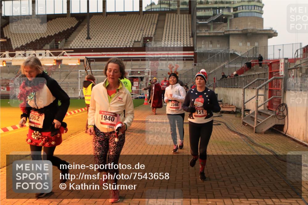 08.12.2024 - St. Pauli X-Mass-Run No. 14 Kathrin Stürmer Photography http://msf.ph/oto/7543658 08.12.2024 10:06:39 Ziel  meine-sportfotos.de