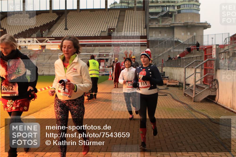 08.12.2024 - St. Pauli X-Mass-Run No. 14 Kathrin Stürmer Photography http://msf.ph/oto/7543659 08.12.2024 10:06:40 Ziel  meine-sportfotos.de