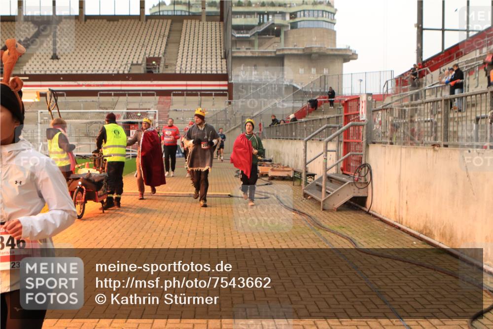 08.12.2024 - St. Pauli X-Mass-Run No. 14 Kathrin Stürmer Photography http://msf.ph/oto/7543662 08.12.2024 10:06:41 Ziel  meine-sportfotos.de