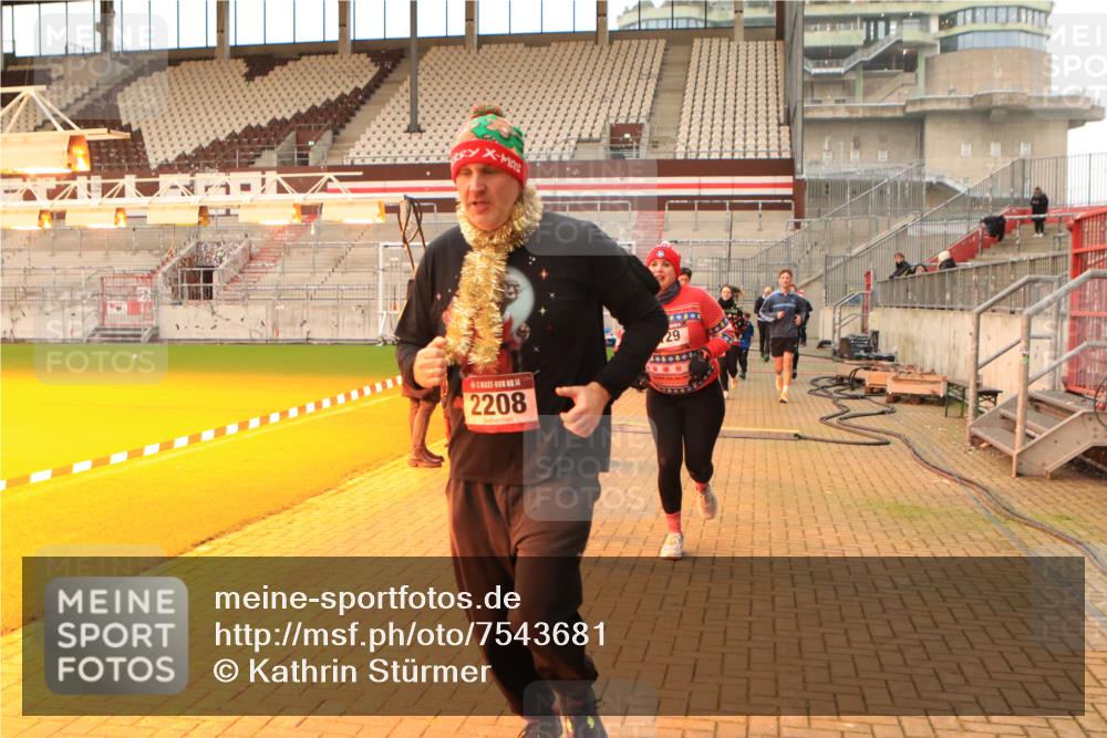 08.12.2024 - St. Pauli X-Mass-Run No. 14 Kathrin Stürmer Photography http://msf.ph/oto/7543681 08.12.2024 10:06:46 Ziel  meine-sportfotos.de