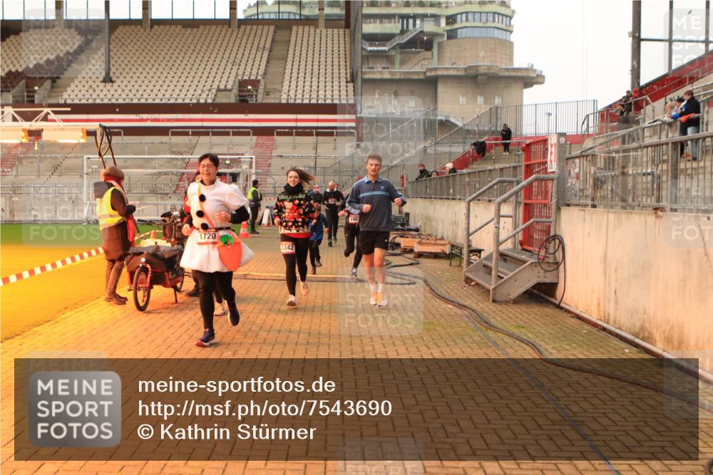 08.12.2024 - St. Pauli X-Mass-Run No. 14 Kathrin Stürmer Photography http://msf.ph/oto/7543690 08.12.2024 10:06:49 Ziel  meine-sportfotos.de