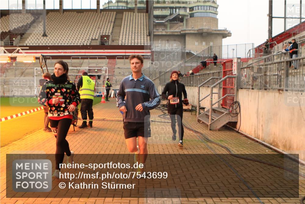 08.12.2024 - St. Pauli X-Mass-Run No. 14 Kathrin Stürmer Photography http://msf.ph/oto/7543699 08.12.2024 10:06:50 Ziel  meine-sportfotos.de