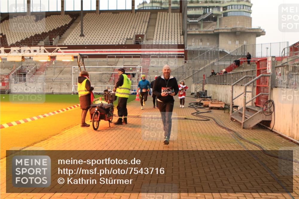 08.12.2024 - St. Pauli X-Mass-Run No. 14 Kathrin Stürmer Photography http://msf.ph/oto/7543716 08.12.2024 10:06:54 Ziel  meine-sportfotos.de