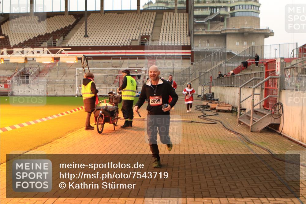 08.12.2024 - St. Pauli X-Mass-Run No. 14 Kathrin Stürmer Photography http://msf.ph/oto/7543719 08.12.2024 10:06:54 Ziel  meine-sportfotos.de