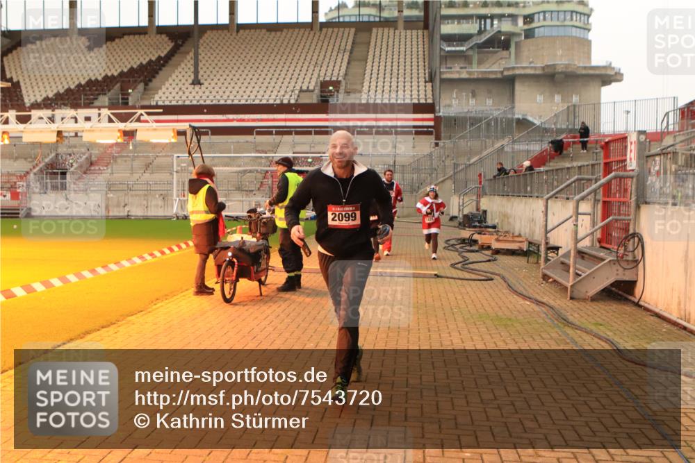 08.12.2024 - St. Pauli X-Mass-Run No. 14 Kathrin Stürmer Photography http://msf.ph/oto/7543720 08.12.2024 10:06:55 Ziel  meine-sportfotos.de