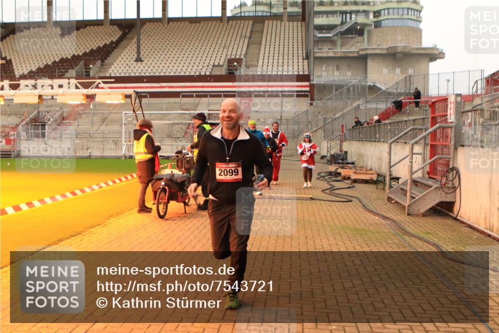08.12.2024 - St. Pauli X-Mass-Run No. 14 Kathrin Stürmer Photography http://msf.ph/oto/7543721 08.12.2024 10:06:55 Ziel  meine-sportfotos.de