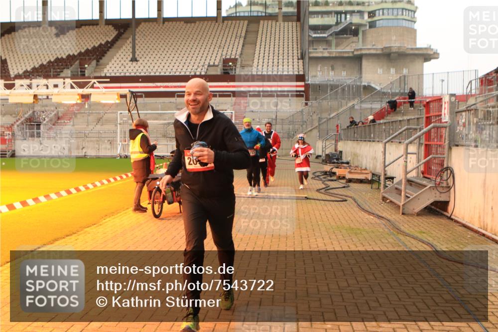 08.12.2024 - St. Pauli X-Mass-Run No. 14 Kathrin Stürmer Photography http://msf.ph/oto/7543722 08.12.2024 10:06:55 Ziel  meine-sportfotos.de