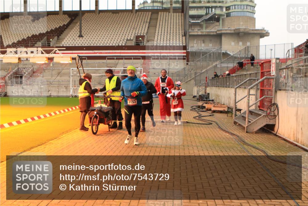 08.12.2024 - St. Pauli X-Mass-Run No. 14 Kathrin Stürmer Photography http://msf.ph/oto/7543729 08.12.2024 10:06:56 Ziel  meine-sportfotos.de