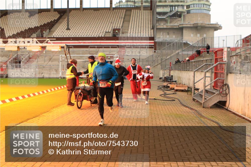 08.12.2024 - St. Pauli X-Mass-Run No. 14 Kathrin Stürmer Photography http://msf.ph/oto/7543730 08.12.2024 10:06:57 Ziel  meine-sportfotos.de
