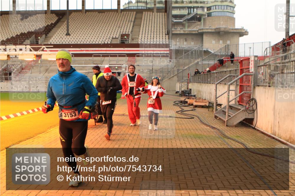 08.12.2024 - St. Pauli X-Mass-Run No. 14 Kathrin Stürmer Photography http://msf.ph/oto/7543734 08.12.2024 10:06:57 Ziel  meine-sportfotos.de