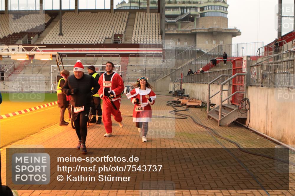 08.12.2024 - St. Pauli X-Mass-Run No. 14 Kathrin Stürmer Photography http://msf.ph/oto/7543737 08.12.2024 10:06:58 Ziel  meine-sportfotos.de