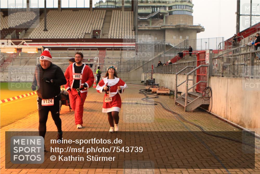 08.12.2024 - St. Pauli X-Mass-Run No. 14 Kathrin Stürmer Photography http://msf.ph/oto/7543739 08.12.2024 10:06:58 Ziel  meine-sportfotos.de