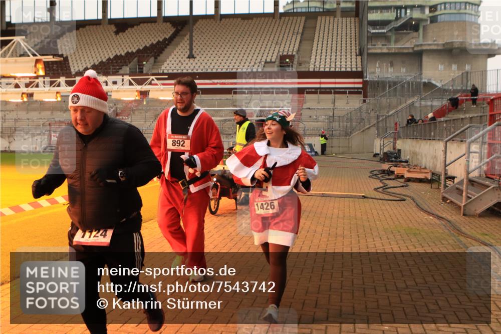 08.12.2024 - St. Pauli X-Mass-Run No. 14 Kathrin Stürmer Photography http://msf.ph/oto/7543742 08.12.2024 10:06:59 Ziel  meine-sportfotos.de