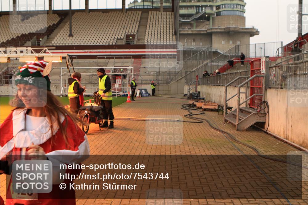 08.12.2024 - St. Pauli X-Mass-Run No. 14 Kathrin Stürmer Photography http://msf.ph/oto/7543744 08.12.2024 10:07:00 Ziel  meine-sportfotos.de