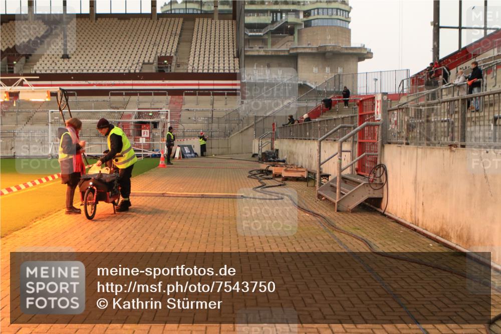 08.12.2024 - St. Pauli X-Mass-Run No. 14 Kathrin Stürmer Photography http://msf.ph/oto/7543750 08.12.2024 10:07:01 Ziel  meine-sportfotos.de