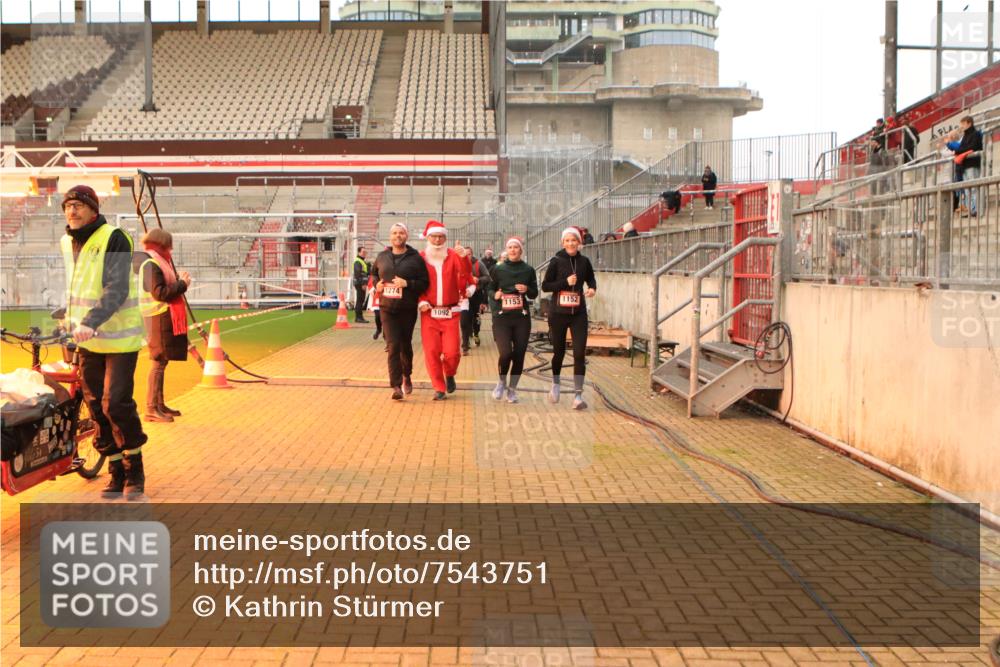 08.12.2024 - St. Pauli X-Mass-Run No. 14 Kathrin Stürmer Photography http://msf.ph/oto/7543751 08.12.2024 10:07:15 Ziel  meine-sportfotos.de