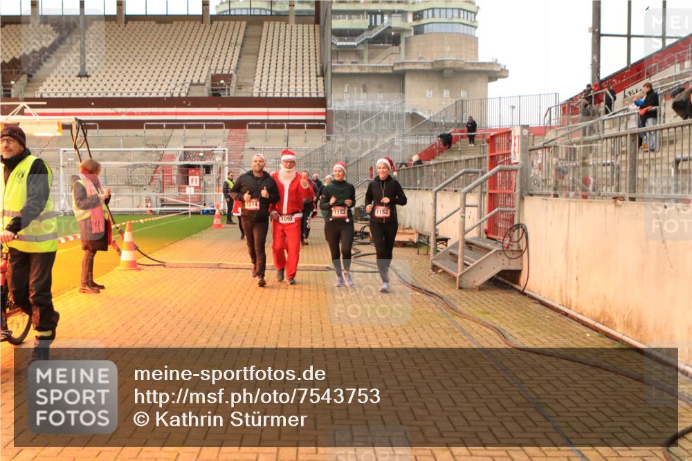 08.12.2024 - St. Pauli X-Mass-Run No. 14 Kathrin Stürmer Photography http://msf.ph/oto/7543753 08.12.2024 10:07:16 Ziel  meine-sportfotos.de