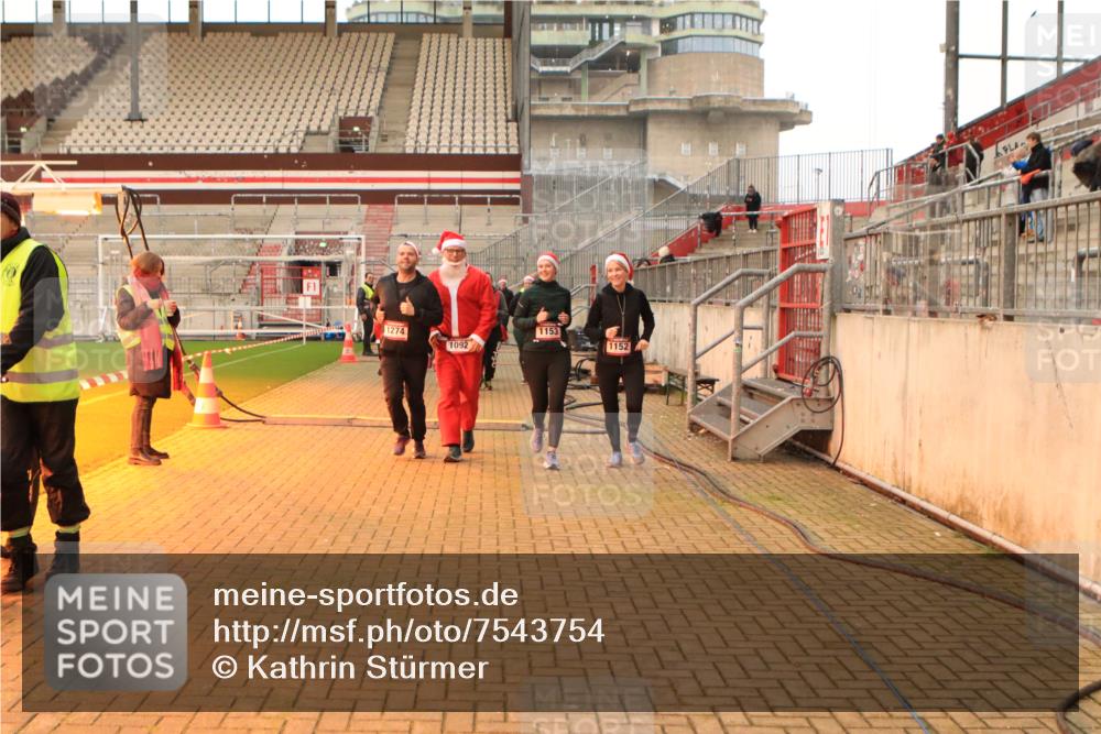 08.12.2024 - St. Pauli X-Mass-Run No. 14 Kathrin Stürmer Photography http://msf.ph/oto/7543754 08.12.2024 10:07:16 Ziel  meine-sportfotos.de