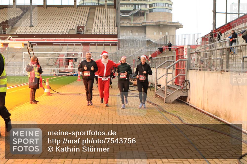 08.12.2024 - St. Pauli X-Mass-Run No. 14 Kathrin Stürmer Photography http://msf.ph/oto/7543756 08.12.2024 10:07:16 Ziel  meine-sportfotos.de