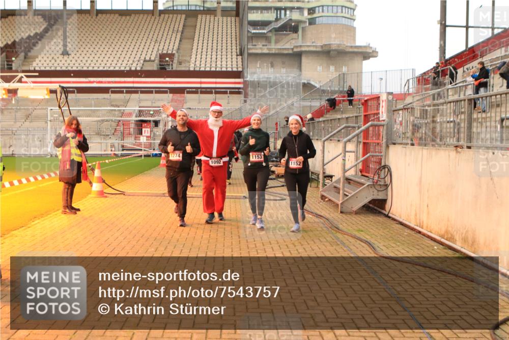 08.12.2024 - St. Pauli X-Mass-Run No. 14 Kathrin Stürmer Photography http://msf.ph/oto/7543757 08.12.2024 10:07:17 Ziel  meine-sportfotos.de