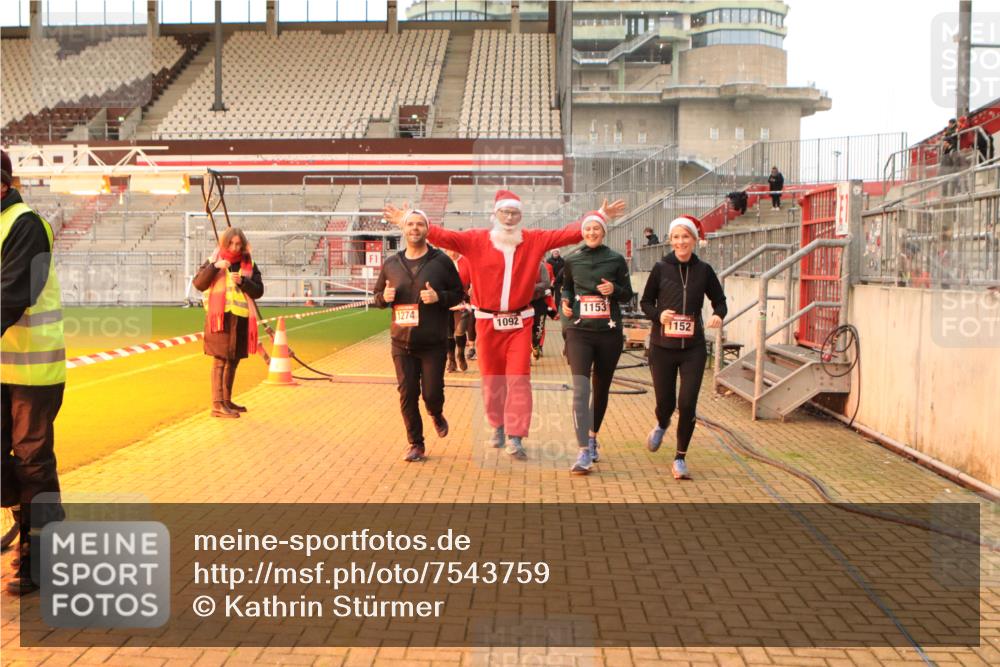 08.12.2024 - St. Pauli X-Mass-Run No. 14 Kathrin Stürmer Photography http://msf.ph/oto/7543759 08.12.2024 10:07:17 Ziel  meine-sportfotos.de