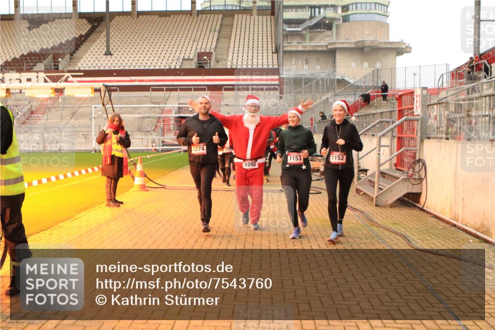 08.12.2024 - St. Pauli X-Mass-Run No. 14 Kathrin Stürmer Photography http://msf.ph/oto/7543760 08.12.2024 10:07:17 Ziel  meine-sportfotos.de