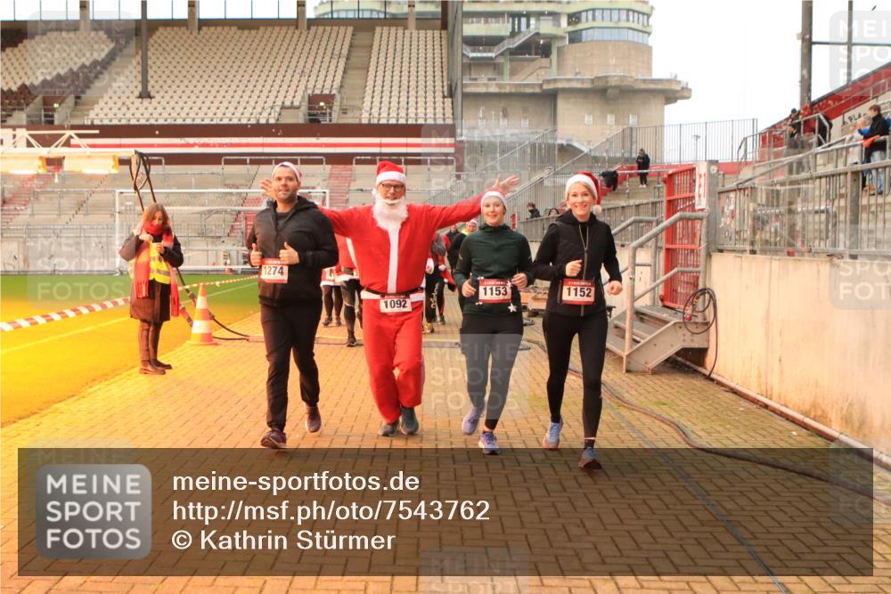 08.12.2024 - St. Pauli X-Mass-Run No. 14 Kathrin Stürmer Photography http://msf.ph/oto/7543762 08.12.2024 10:07:18 Ziel  meine-sportfotos.de