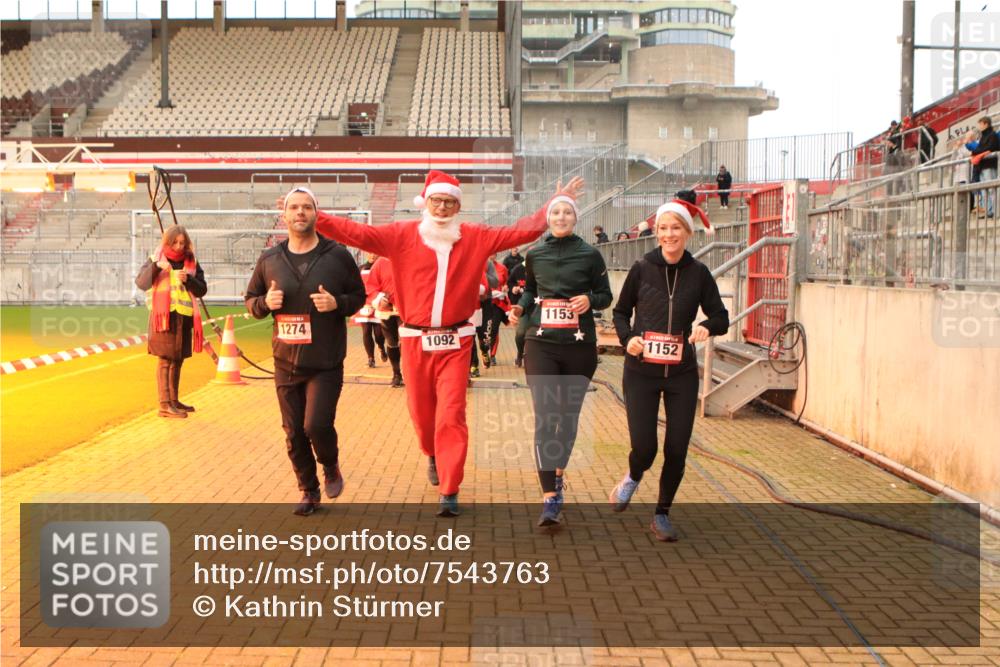 08.12.2024 - St. Pauli X-Mass-Run No. 14 Kathrin Stürmer Photography http://msf.ph/oto/7543763 08.12.2024 10:07:18 Ziel  meine-sportfotos.de