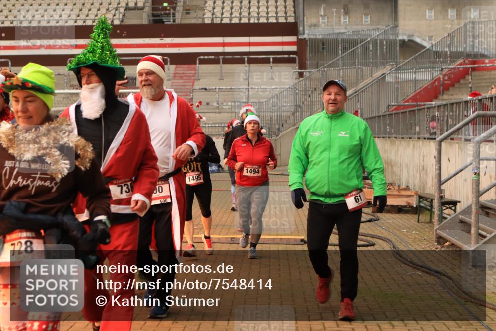 08.12.2024 - St. Pauli X-Mass-Run No. 14 Kathrin Stürmer Photography http://msf.ph/oto/7548414 08.12.2024 10:39:54 Ziel  meine-sportfotos.de