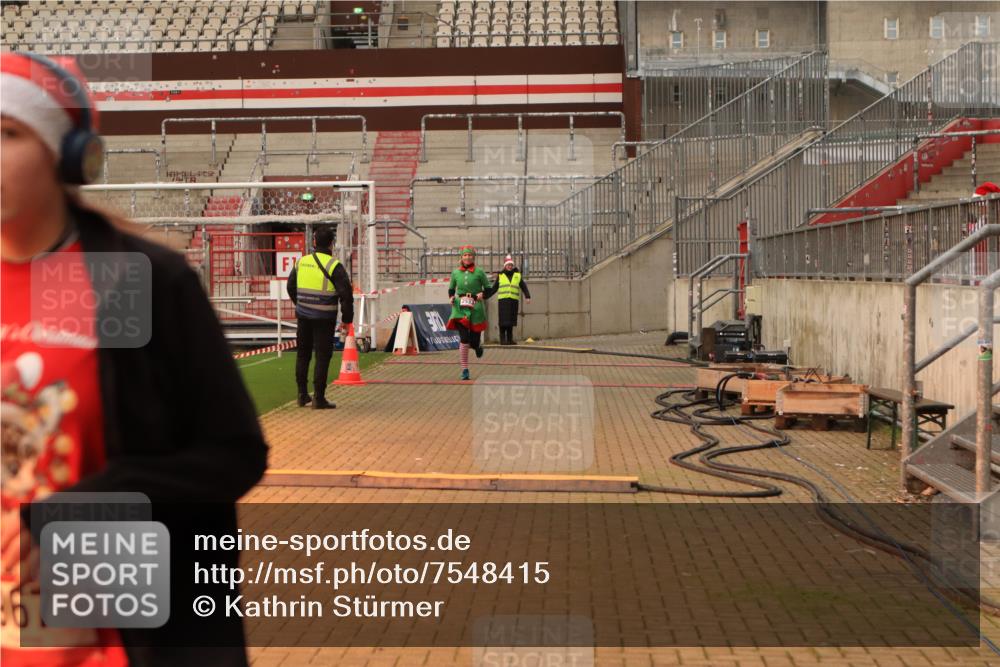 08.12.2024 - St. Pauli X-Mass-Run No. 14 Kathrin Stürmer Photography http://msf.ph/oto/7548415 08.12.2024 10:40:01 Ziel  meine-sportfotos.de